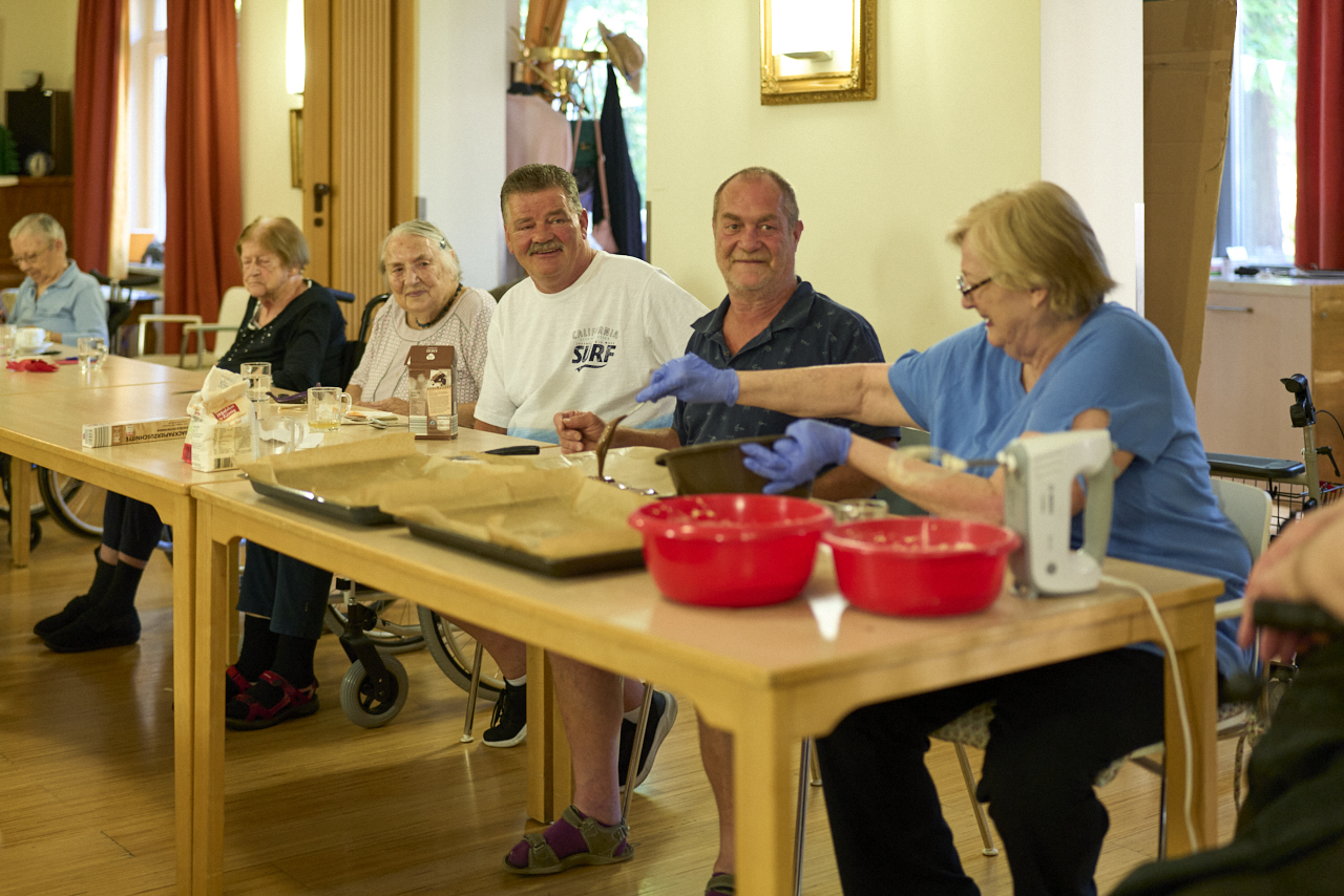 Gruppe von Senioren beim Backen