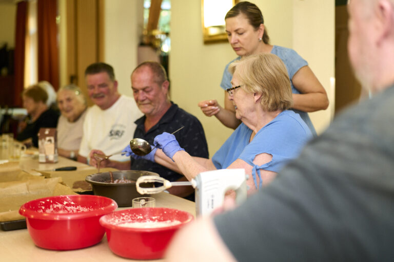 Gruppe von Senioren beim Backen