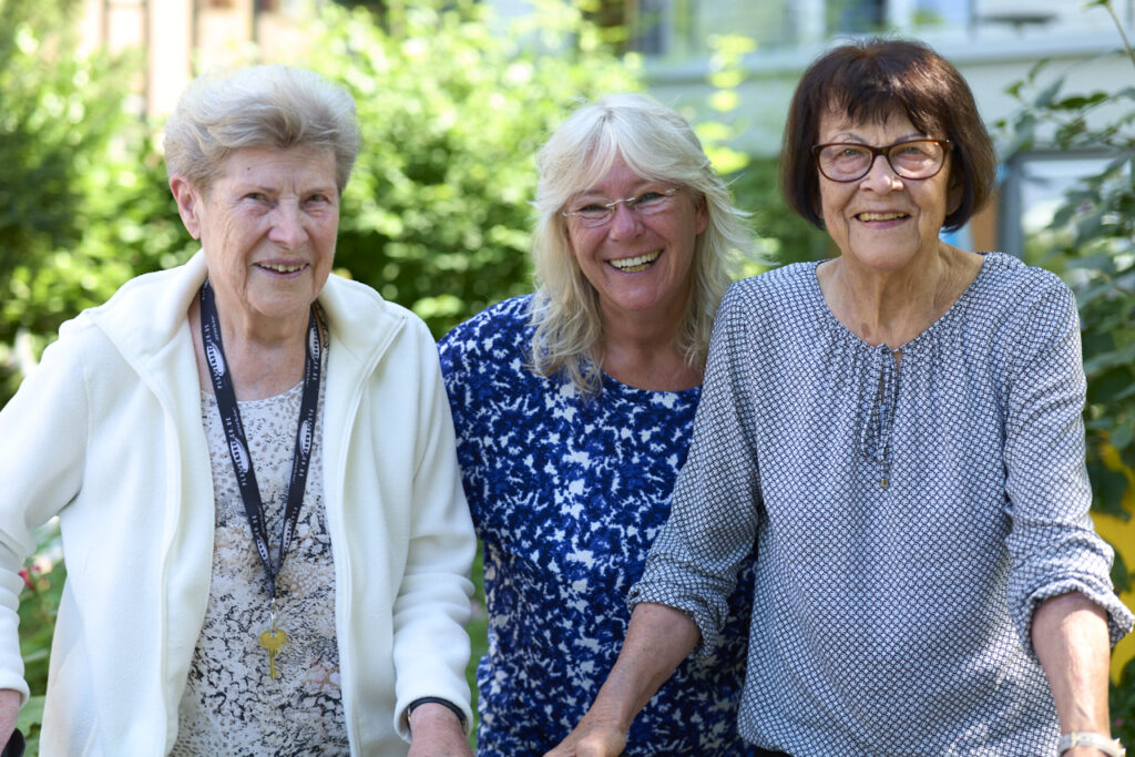Zwei Seniorinnen mit Betreuerin