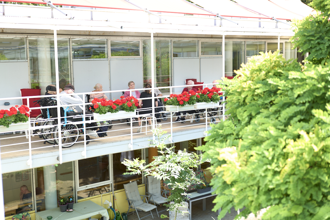 Blick über den Innenhof auf die Veranda